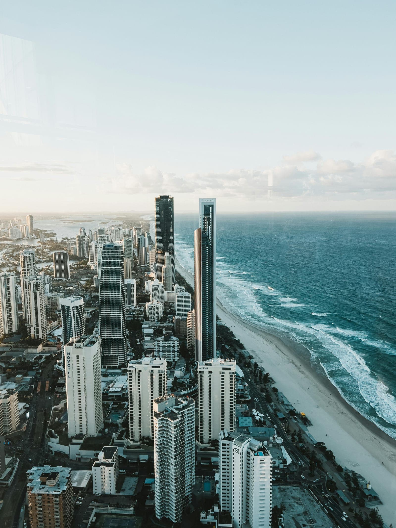 Skyline di una città costiera con grattacieli e l'oceano sulla destra